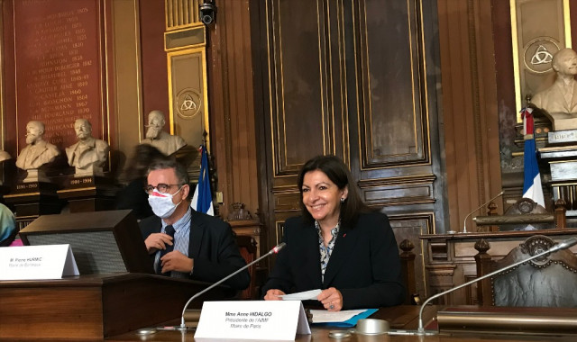 Pierre Hurmic, maire de Bordeaux et Anne Hidalgo, maire de Paris et présidente de l'AIMF