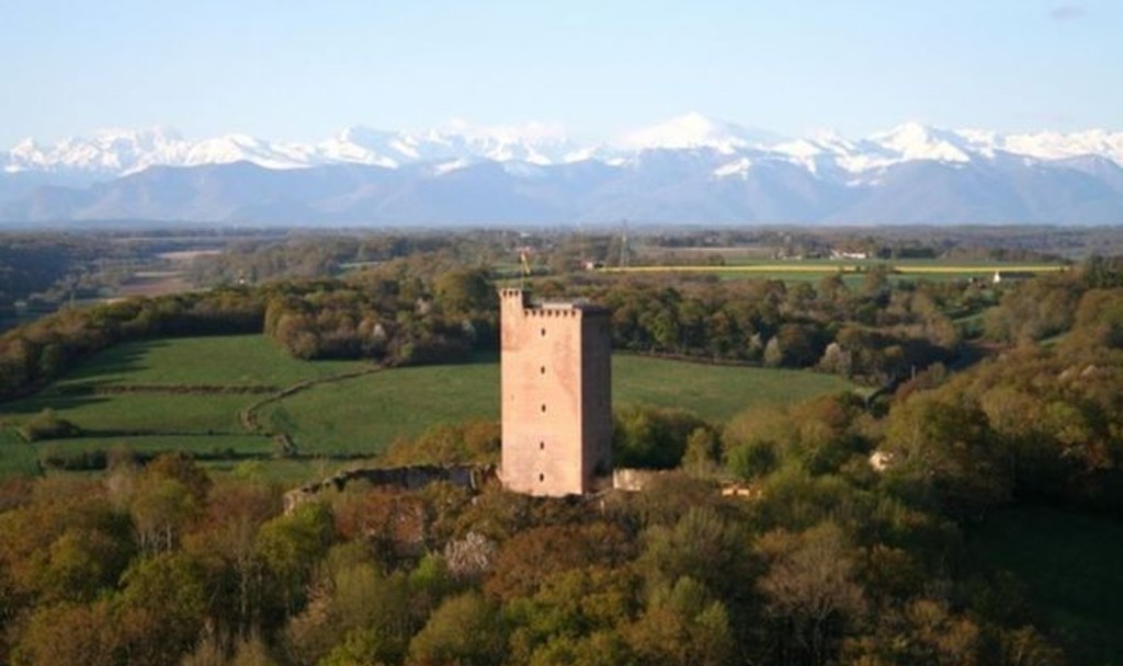 Le donjon de Montaner, face aux Pyrénées