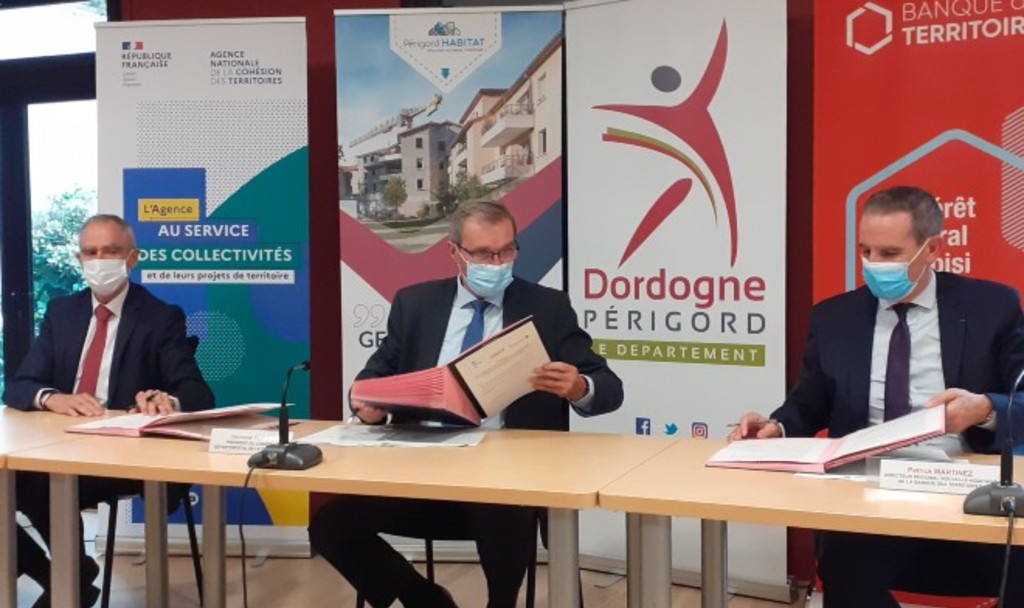 Signature de la convention entre la Banque des territoires, l'Etat le Département de la Dordogne