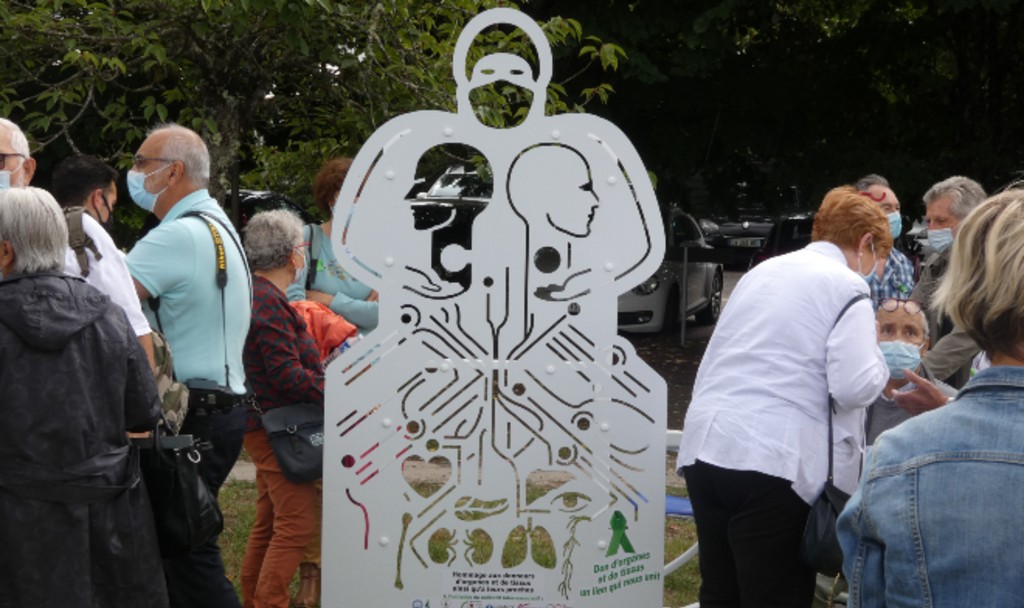 La stèle en hommage aux donneurs d'organes installée au CHU de Bordeaux à Pessac
