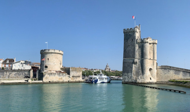 Au bout de 25 kilomètres. Arrivée à La Rochelle. Arrêt au Vieux Port et ses emblématiques deux tours.