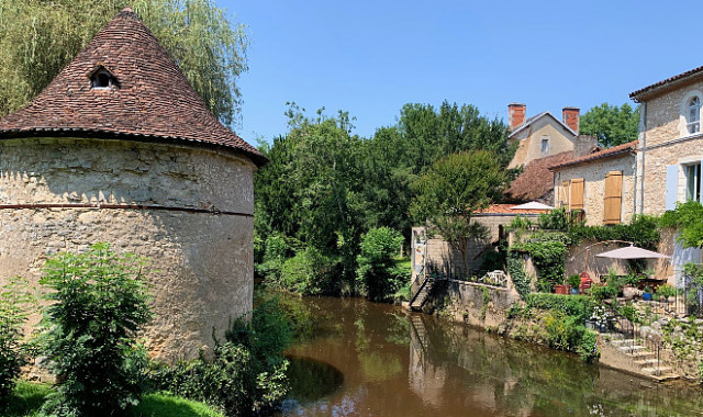 Javerlhac, l’un des premiers villages de Dordogne que l’on traverse