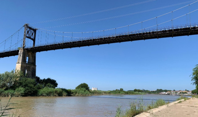 Après Rochefort, Tonnay-Charente avec son pont suspendu qui domine le fleuve