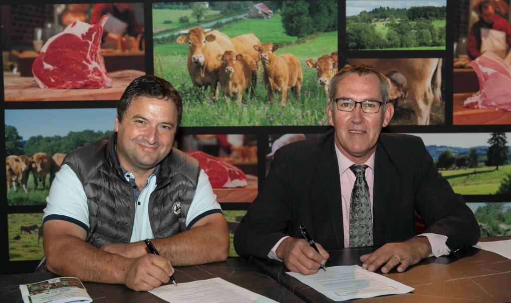 Michel Queille, président de l’association « Le veau sous la mère » signe le rapprochement avec Limousin promotion présidé par Jean-Pierre Bonnet.