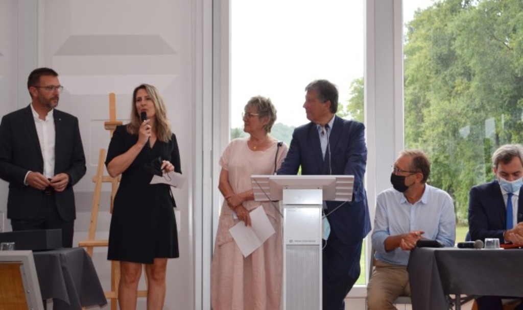 Karine et Stéphane Loiseau des pastels Girault reçoivent leur prix des mains de J Luc Soulé