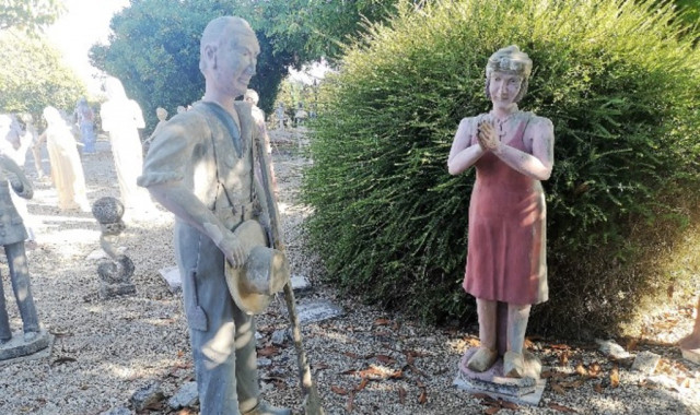 Gabriel Albert et sa femme, représentés en personnages de L'Angélus de Millet, dans les jardin de Gabriel à Nantillé