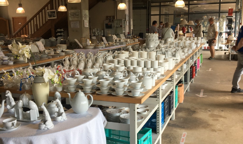 Les touristes font une halte pour acheter de la porcelaine