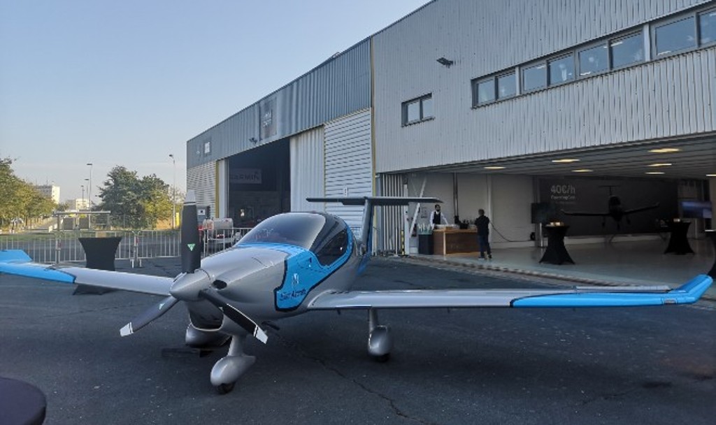 Un avion d'Elixir Aircraft sur le tarmac de l'aéroport de La Rochelle où l'entreprise a son hangar