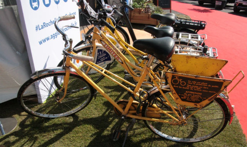 Des Yélovélos de diverses époques, ces vélos en libre service mis en place par la ville de La Rochelle il y a plusieurs décennies.