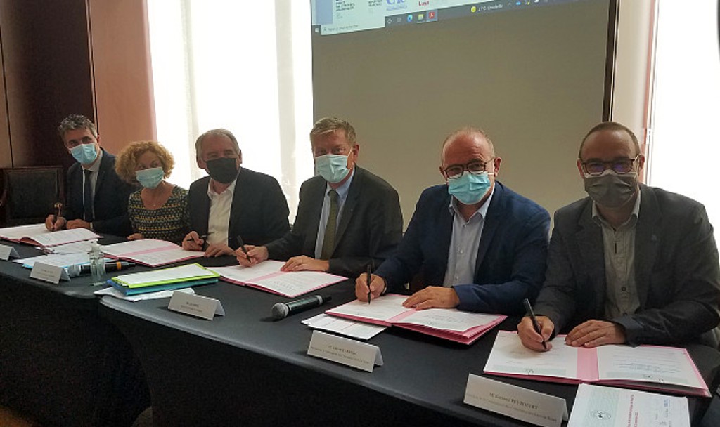 Le directeur de l'Agence de l'Eau Adour-Garonne, le préfet des Pyrénées-Atlantiques et les présidents des 3 EPCI du territoire du Grand Pau ont signé leur contrat de relance et de transition écologique