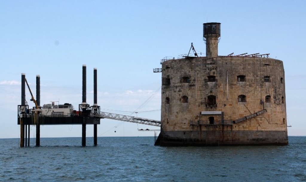 Le Fort Boyard et sa passerelle de débarquement offshore