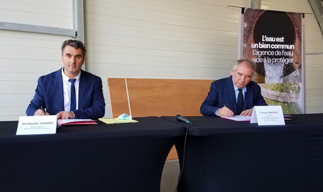 Le contrat de progrès signé le 8 novembre entre Guillaume Choisy pour l'Agence de l'Eau Adour Garonne et François Bayrou, Président de la CAPBP, vise à renforcer les synergoes et actions entre les deux partenaires avec en fil rouge, deux objectifs principaux: la reconquête du bon état des milieu aquatique et l'adaptation au changement climatique.
