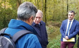 François Bayrou et Guillaume Choisy, DG de l'Agence de l'eau découvre le site de renaturation de l'Ousse des bois (en arrière-plan) sur le secteur Léon Blum, à Pau