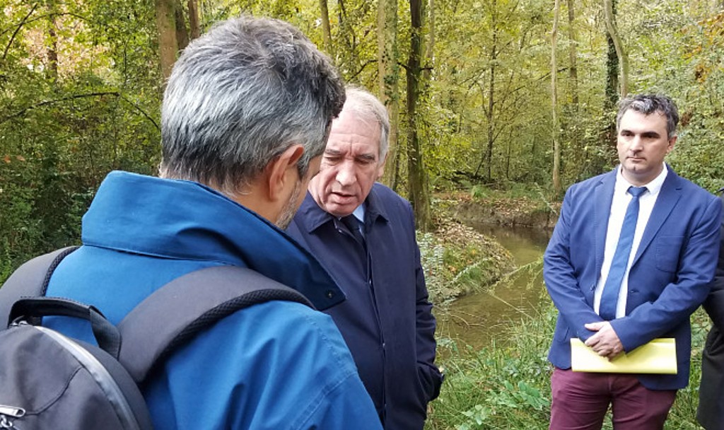 François Bayrou et Guillaume Choisy, DG de l'Agence de l'eau découvre le site de renaturation de l'Ousse des bois (en arrière-plan) sur le secteur Léon Blum, à Pau