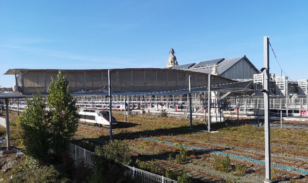 L'arrière de la gare de La Rochelle avec sa nouvelle passerelle enjambant les voies