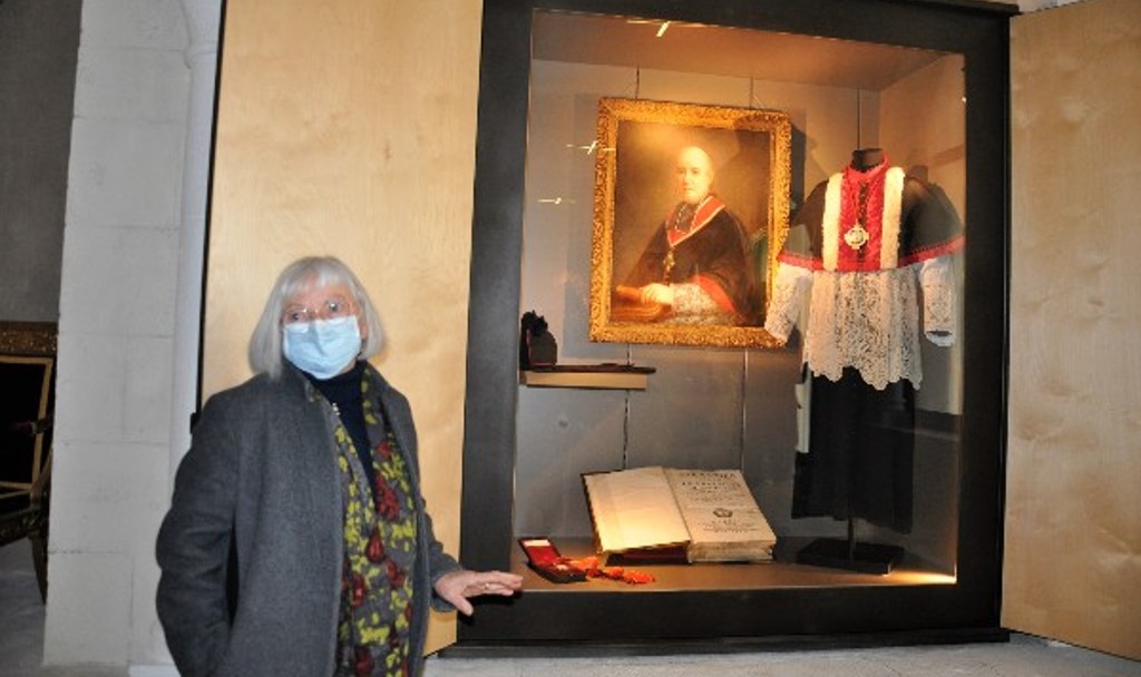 Laure Mallet, de la Commission diocésaine d'art sacré de l'évêché de Périgueux présente une partie du trésor