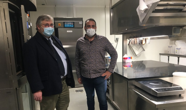 Julien Deluret (à droite) a pu ouvrir une nouvelle boulangerie pâtisserie à Aixe-sur-Vienne après la destruction de son magasin