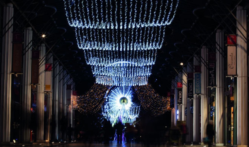 A Pau, le plafond lumineux de la Promenade des Pyrénées, mène le visiteur à la grande roue, square Aragon