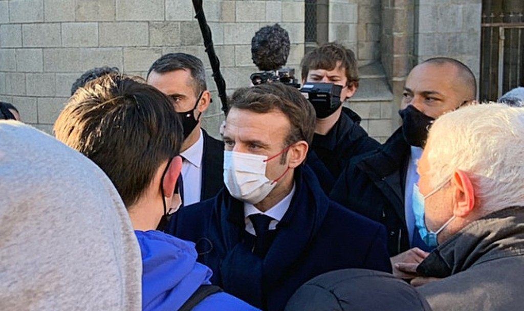 Emmanuel Macron en visite à Saint-Léonard-de-Noblat. Des jeunes ont séché les cours pour l'interpeller.