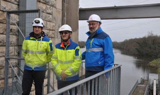 Quentin Viaud, responsable de l'équipe de maintenance, Gérard Garrigue, responsable du groupement d'usines de Tuilières, et Vincent Marmonier, directeur d'EDF hydro Dordogne