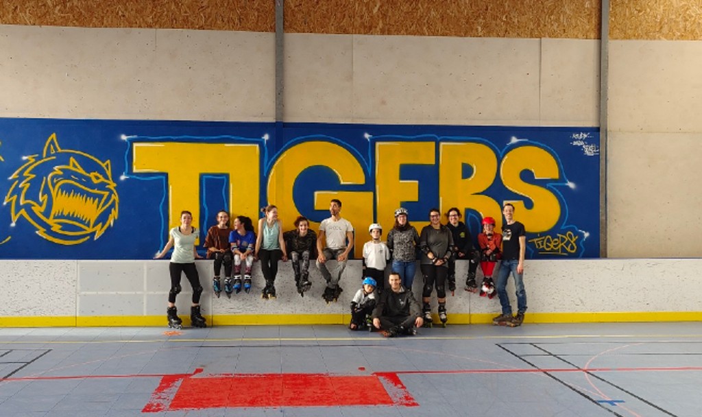 Pierre Célat entouré des quelques inscrits au stage de perfectionnement en Roller Freestyle, dans le gymnase des Tigers, à Rochefort