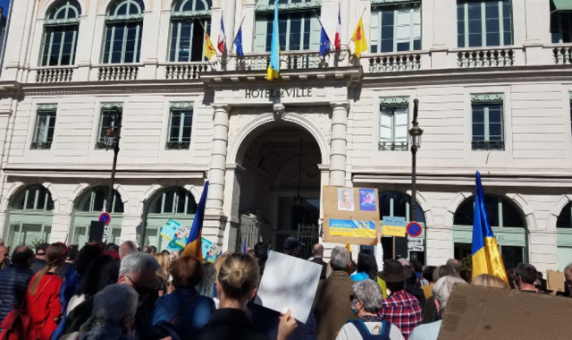 L'Hôtel de ville de Pau aux couleurs de l'Ukraine, de la France, du Béarn et de l'Europe