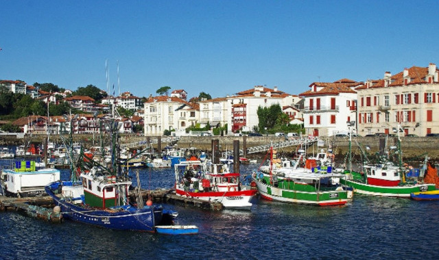 Saint-Jean-de-Luz et son joli port de pêche, image d'Epinal prisée des touristes  