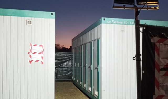 Les cabines de douches, en cours d'installation, au centre d'accueil de réfugiés Tesco.