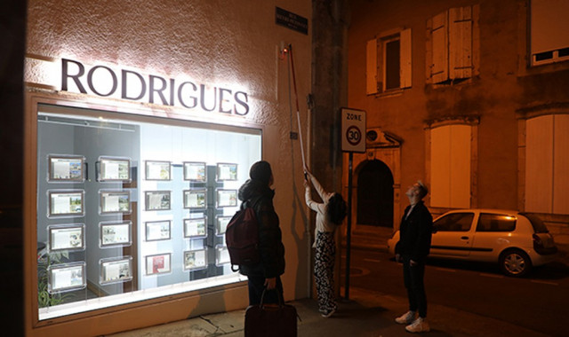 Extinction des feux pour les enseignes lumineuses des magasins de Poitiers. Les jeunes écolos aimeraient bien également éteindre les vitrines.
