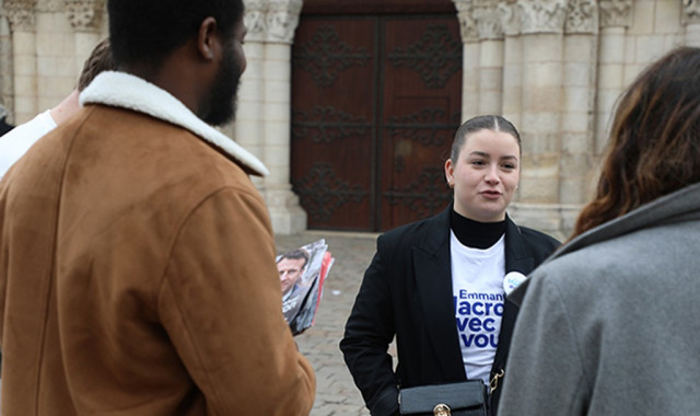 Difficile de manquer les JAM sur le marché de Notre-Dame avec leur tee-shirt à l'effigie d'Emmanuel Macron