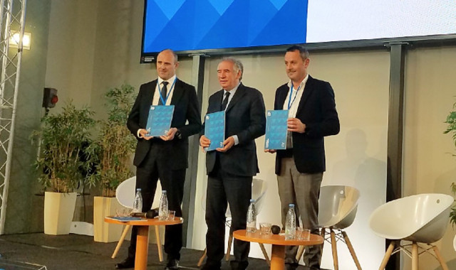 Fabrice Sayous, vice-président de l’Agglo de Tarbes, François Bayrou, président de l’Agglo de Pau, et Patrice Laurent, président de la CC Lacq-Orthez, tiennent en main le livre blanc sur l’hydrogène.