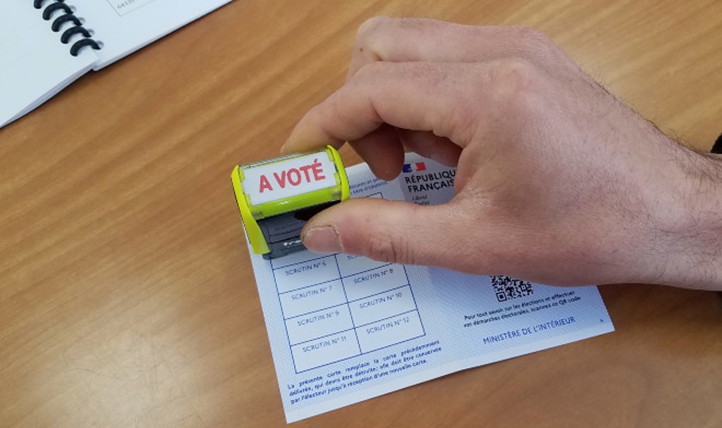 Carte électorale et tampon ''à voté''