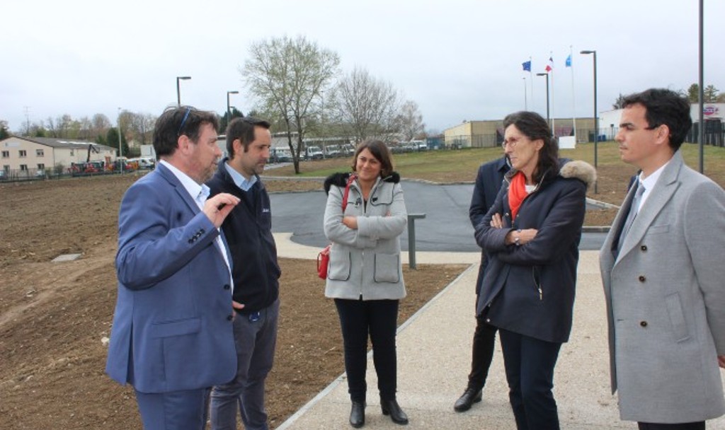 Florent Mouriéras (à gauche) directeur de Catalent Biologics a fait découvrir les nouvelles installations à Françoise Jeanson, vice-présidente de la Région.