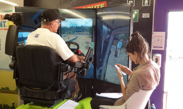 Le camion « l'Aventure du vivant » propose notamment simulateur de tracteur pour tester la conduite des engins agricoles.