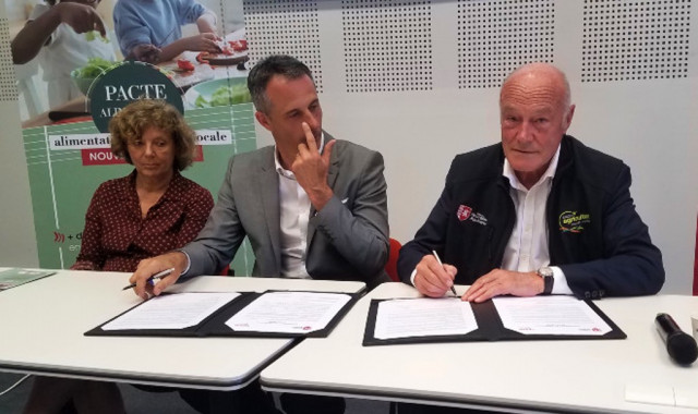 Signature de la convention de partenarait entre Thierry Pousson, président de l'ACENA et Alain Rouset président de la Régino, sous le regard de Geneviève Barrat