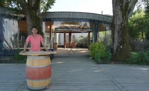Guilain Latournerie, viticulteur en appellation Graves, développe également l'accueil du public sur sa propriété.