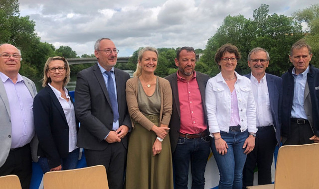 Les signataires du livre blanc du fleuve Charente autour de Sylvie Marcilly, présidente du Conseil départemental de la Charente-Maritime.