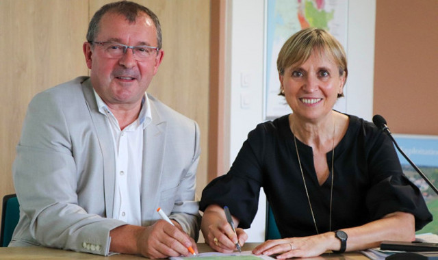 Signature du plan stratégique 2022-2028 de la SAFER Nouvelle-Aquitaine entre Patrice Coutin, président de la SAFER NA et Fabienne Buccio, préfète de région