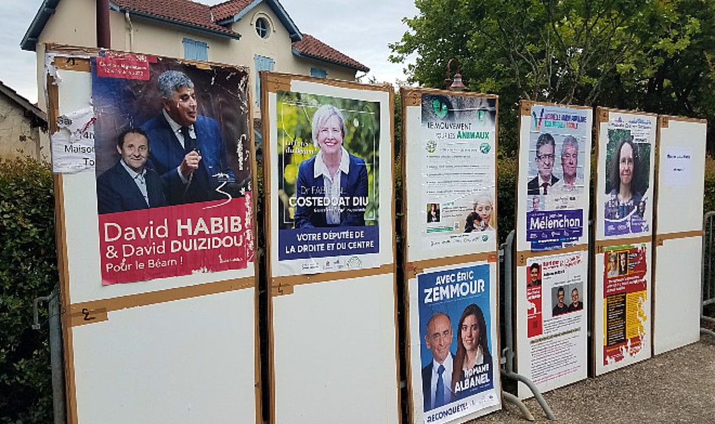 Panneaux électoraux dans les Pyrénées-Atlantiques circonscription 3