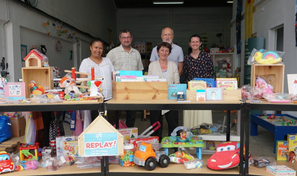 L'équipe de Replay collecte et répare des jouets dans son atelier de Bègles.