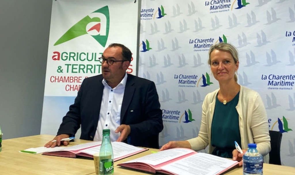 Sylvie Marcilly et Cédric Tranquard à sa gauche signent la nouvelle convention