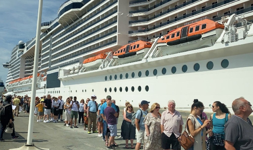 Les passagers devant le Virtuosa de MSC Croisières, attendent pour partir en excursions