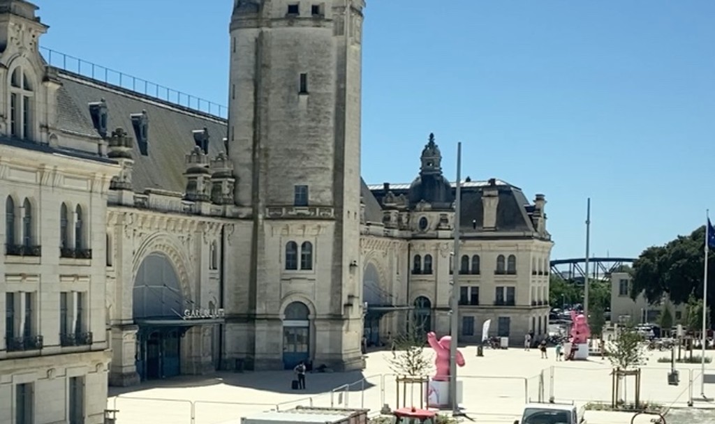 Vue de la façade de la gare de La Rochelle depuis la nouvelle passerelle qui sera bientôt en service