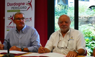 Germinal Peiro, président du Département et Claude Faymendy, président du Tour du Limousin signent la convention de partenariat