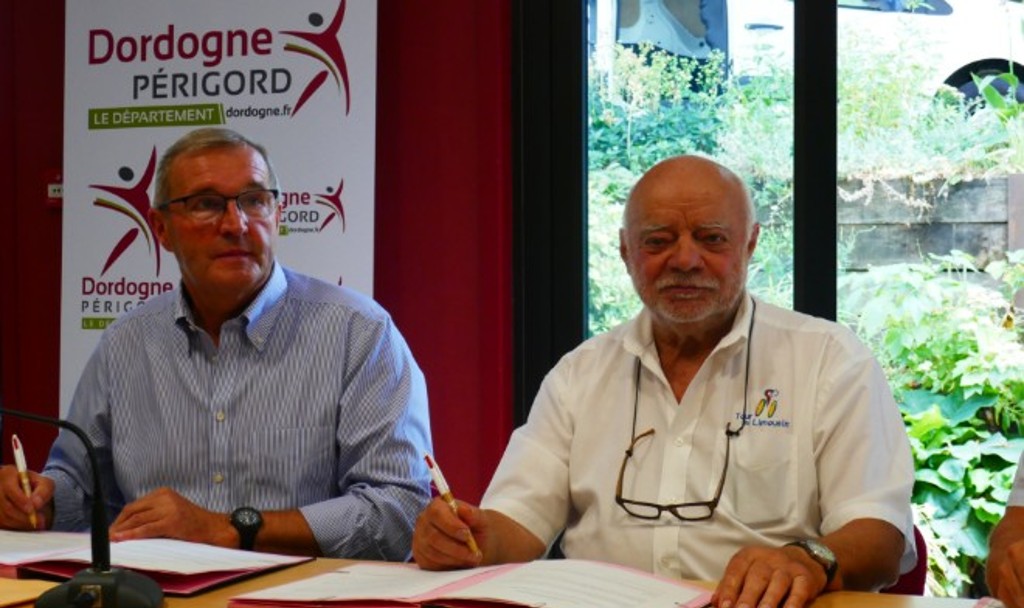 Germinal Peiro, président du Département et Claude Faymendy, président du Tour du Limousin signent la convention de partenariat
