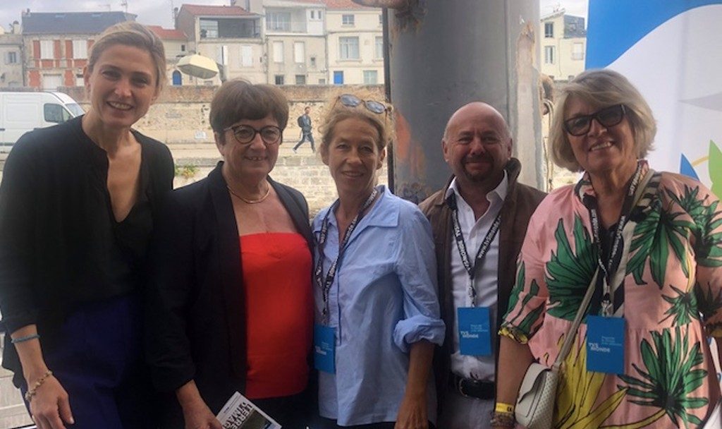 Julie Gayet entourée de Sandrine Zoller, d'Eric Debègue et de deux conseillères départementales