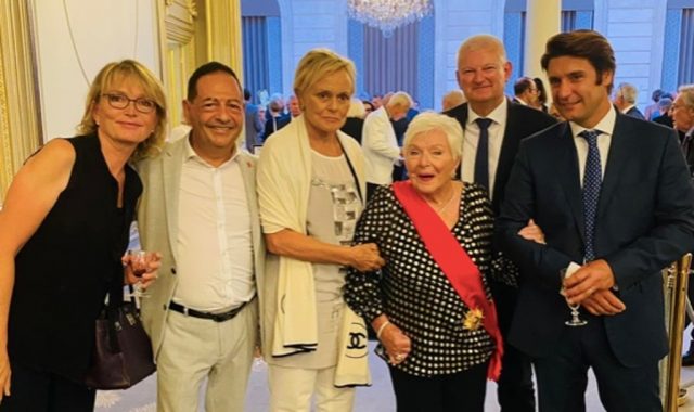 Line Renaud entourée de ses deux filles adoptives Claude Chirac et Muriel Robin et du député Olivier Falorni
