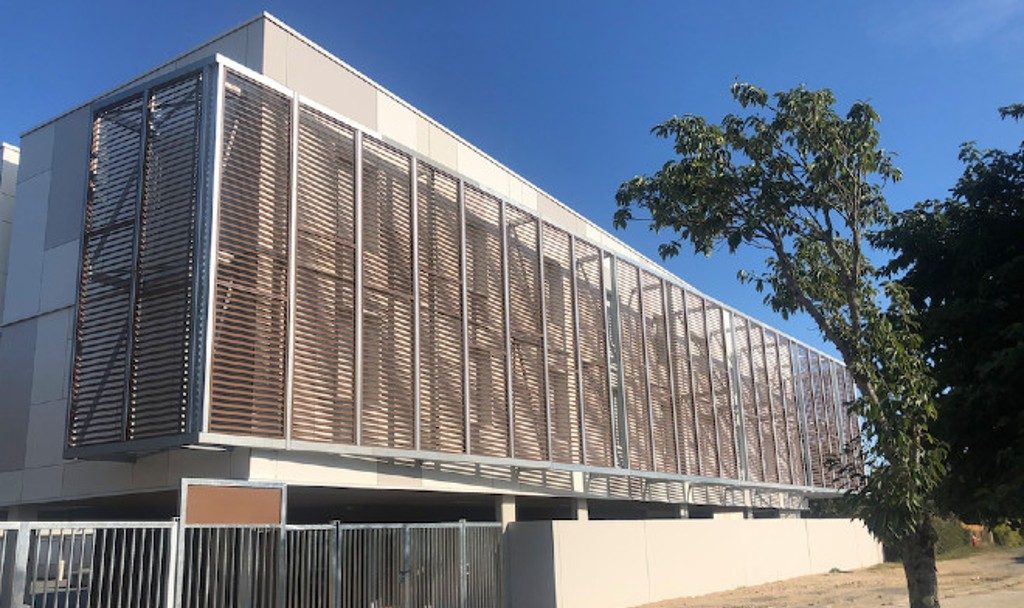 La façade du nouveau bâtiment est équipé d'un brise soleil pour permettre de conserver une température fraîche, même en période de canicule