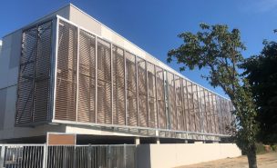 La façade du nouveau bâtiment est équipé d'un brise soleil pour permettre de conserver une température fraîche, même en période de canicule