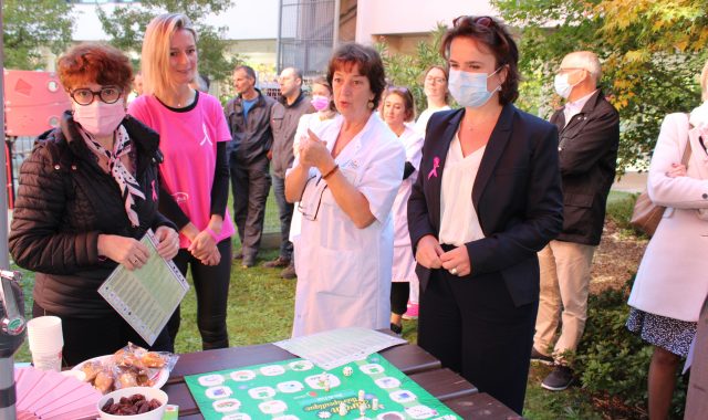 Un jeu de l’oie conçu par le service de gynécologie avec l’expertise de Claire Filloux, pharmacienne (à gauche)
